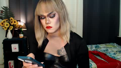 Snapshot of xyournightmarequeenx chatting on January 2025 09:43:01 PM QueenMarina online show from January 2025 09:43:01 PM