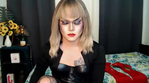 Snapshot of xyournightmarequeenx chatting on January 2025 12:13:01 PM QueenMarina online show from January 2025 12:13:01 PM
