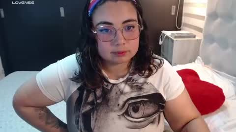 Snapshot of yini_angel07 chatting on June 2026 04:06:02 AM hii i am yini online show from June 2026 04:06:02 AM