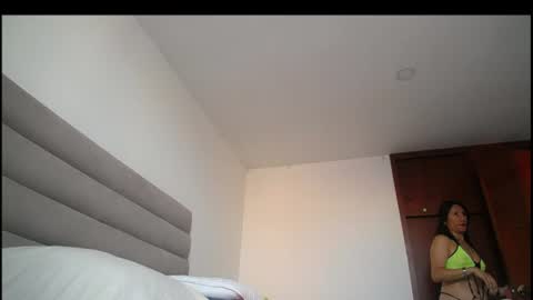 Snapshot of yinn_silver chatting on July 2026 12:24:02 PM Yiny online show from July 2026 12:24:02 PM