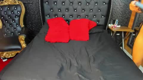 yiyisandoval online show from October 2025 07:36:01 PM