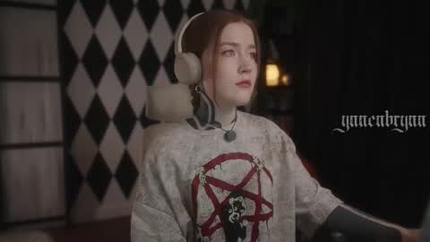 Snapshot of ynnenbrynn chatting on October 2025 07:18:02 AM ynnenbrynn online show from October 2025 07:18:02 AM