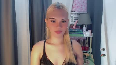 Snapshot of yourlovekylie chatting on July 2026 05:11:01 AM KYLIE MORE online show from July 2026 05:11:01 AM