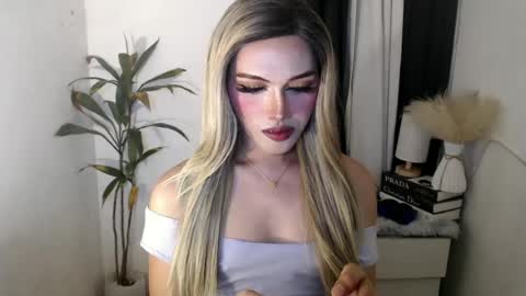 Snapshot of yournaughtykendal chatting on June 2026 09:13:02 PM TIFFANY SUCKING QUEEN online show from June 2026 09:13:02 PM