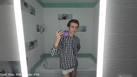 Snapshot of yueslang chatting on December 2024 08:18:01 PM Yue Lang and Samm online show from December 2024 08:18:01 PM