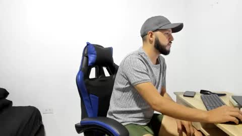 Snapshot of yulian0920 chatting on November 2025 04:33:02 AM YULIAN online show from November 2025 04:33:02 AM