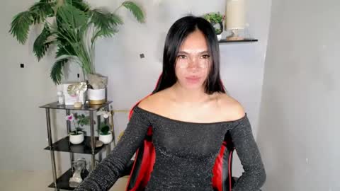 Snapshot of yumiexx chatting on August 2026 12:01:02 AM CALL ME YUMLEXX online show from August 2026 12:01:02 AM