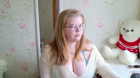 Snapshot of yumm_lolly chatting on June 2026 12:29:02 PM Polly online show from June 2026 12:29:02 PM