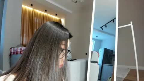 Snapshot of yummi_kim chatting on December 2024 04:09:01 AM Yumi online show from December 2024 04:09:01 AM