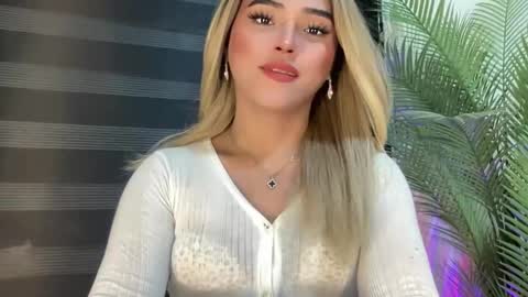 Snapshot of yvonne_guidotti chatting on February 2025 08:18:01 AM Miss Cali online show from February 2025 08:18:01 AM