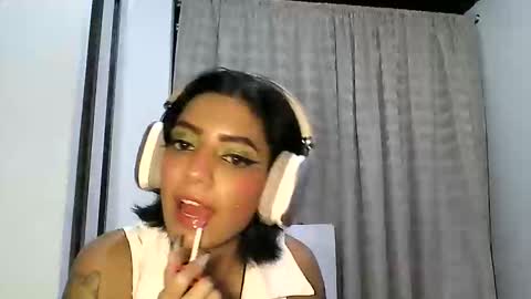 Snapshot of zafiro_rubi chatting on April 2026 12:24:02 AM Zafiro online show from April 2026 12:24:02 AM