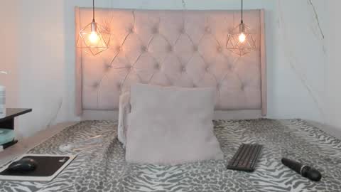 ZAMIRA online show from November 2025 01:47:02 PM