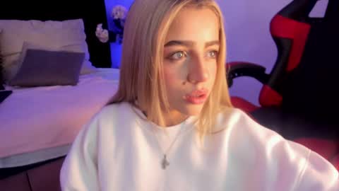 Zhavia  online show from December 2024 06:56:01 AM