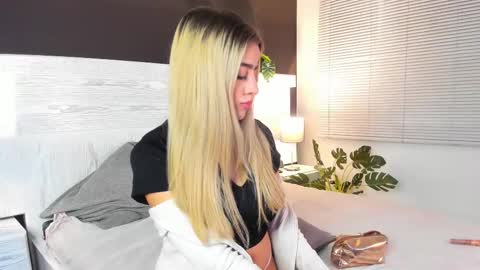 Zhavia  online show from March 2025 03:20:02 PM