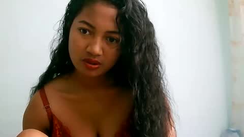Snapshot of zina479102 chatting on June 2026 05:11:01 AM elly online show from June 2026 05:11:01 AM