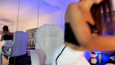 Nia  online show from December 2025 11:37:01 AM