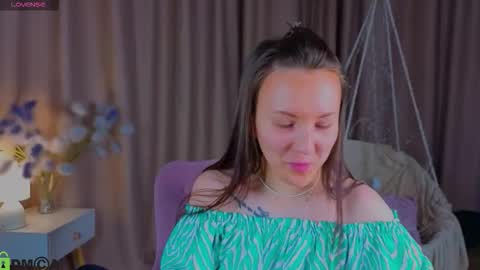 Zlata  Mon Tue Thu Fri Sun Sa GMT 3 0000pm - 0600pm  online show from October 2025 05:00:01 PM