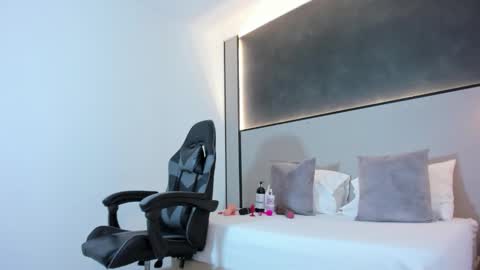 zoee_zi online show from October 2025 08:05:01 PM