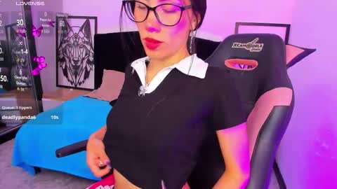 Laura  online show from December 2025 05:04:02 AM