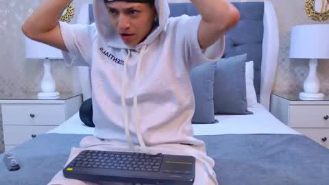 Zoe Krug online show from October 2025 11:56:02 AM