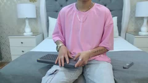 Zoe Krug online show from November 2025 11:43:01 AM