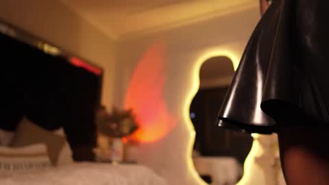 zoevidal_ online show from October 2025 12:03:01 PM