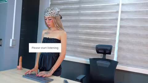 Snapshot of zoeypetit chatting on May 2026 01:06:02 PM Zoey online show from May 2026 01:06:02 PM