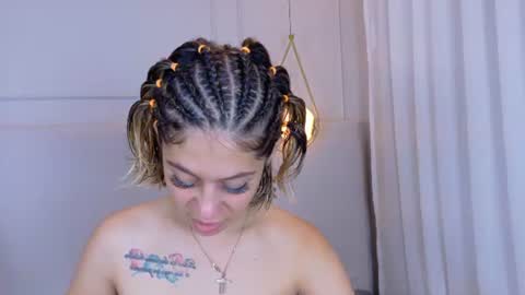 Snapshot of zoeypetit chatting on July 2026 01:25:02 PM Zoey online show from July 2026 01:25:02 PM