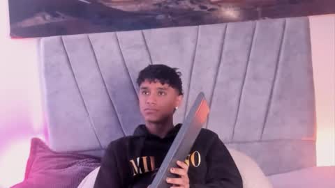 zyzz_1812 online show from December 2025 05:19:02 PM