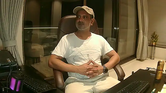OnlineBossUK online show from January 2025 08:43:01 PM