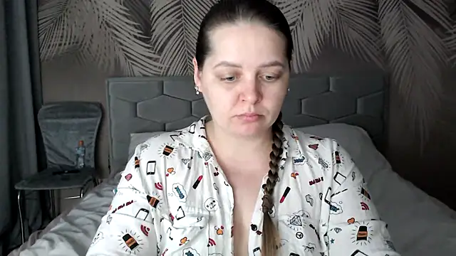 uliastar online show from February 2025 01:06:01 PM