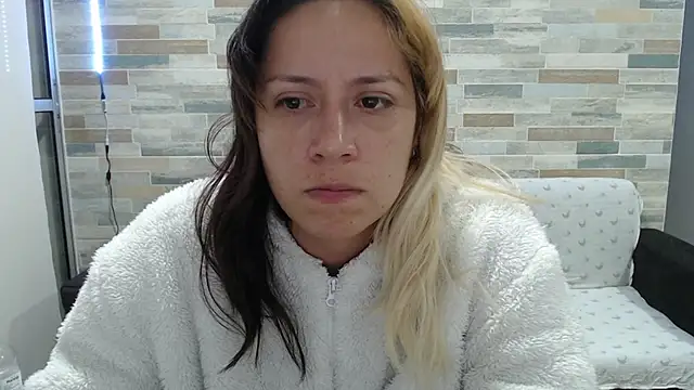 Snapshot of MommyMiaWs chatting on October 2025 02:41:02 AM MommyMiaWs online show from October 2025 02:41:02 AM