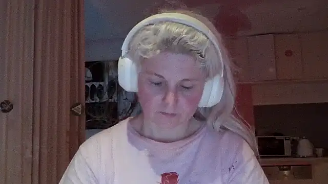 Snapshot of qvncrazy chatting on October 2025 08:16:02 AM qvncrazy online show from October 2025 08:16:02 AM