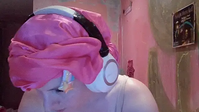 Snapshot of qvncrazy chatting on November 2025 04:29:02 PM qvncrazy online show from November 2025 04:29:02 PM