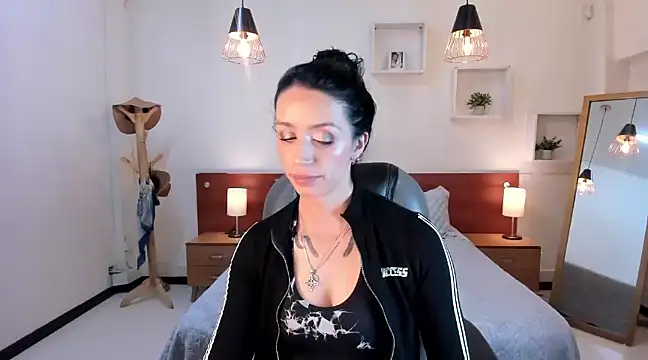 Kristen Garner online show from December 2024 07:57:02 PM