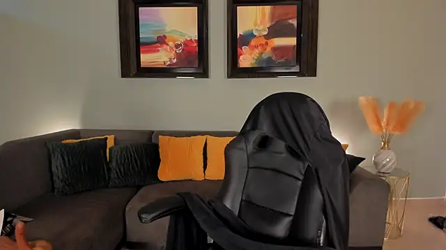 PuiYee online show from January 2025 06:10:02 PM