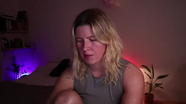 moonamii online show from October 2025 06:20:01 PM