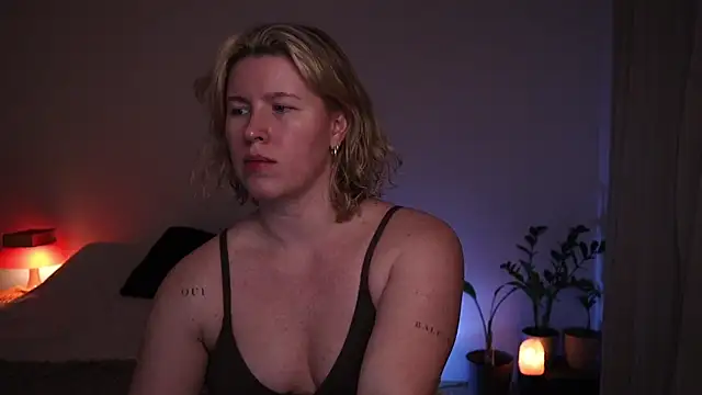 moonamii online show from April 2026 08:42:02 PM