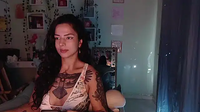 Snapshot of BeellyDance chatting on April 2026 12:04:01 PM BeellyDance online show from April 2026 12:04:01 PM