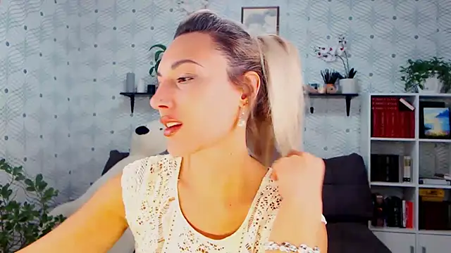 MillaXQueen online show from October 2025 02:06:02 PM