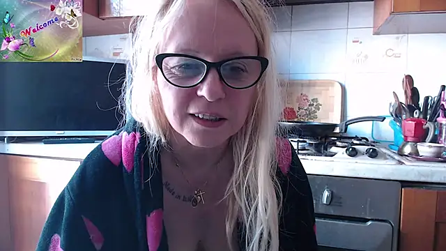 Snapshot of martachatte chatting on September 2025 07:30:01 AM martachatte online show from September 2025 07:30:01 AM