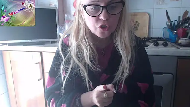 Snapshot of martachatte chatting on October 2025 09:18:01 AM martachatte online show from October 2025 09:18:01 AM