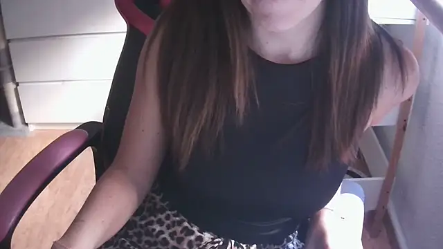 Snapshot of LunaGuerraxx chatting on November 2025 08:36:02 AM LunaGuerraxx online show from November 2025 08:36:02 AM