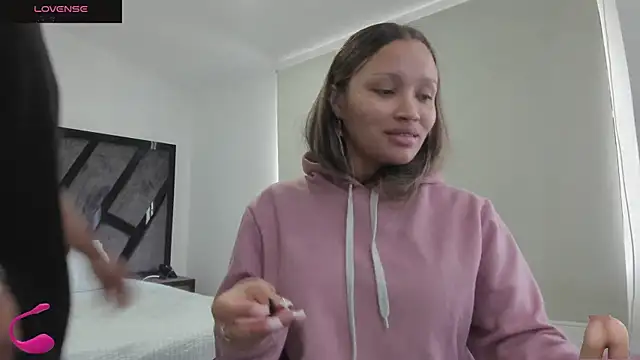 Snapshot of AnnieAndStefan chatting on November 2025 02:18:02 PM AnnieAndStefan online show from November 2025 02:18:02 PM