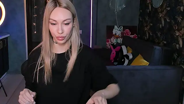 Snapshot of Blckmirrorr chatting on October 2025 08:00:02 AM Blckmirrorr online show from October 2025 08:00:02 AM