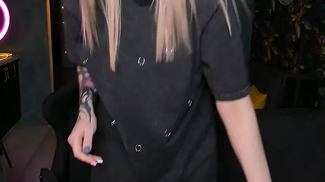 Snapshot of Blckmirrorr chatting on November 2025 01:46:01 PM Blckmirrorr online show from November 2025 01:46:01 PM