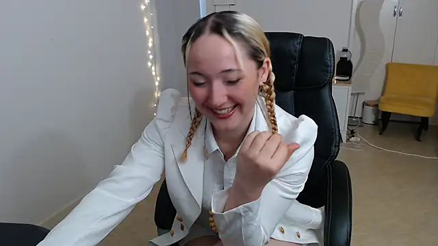 Crystal-dreamt online show from October 2025 08:56:02 AM