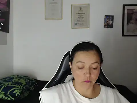 Snapshot of katty_lorens chatting on June 2026 01:54:01 AM katty lorens online show from June 2026 01:54:01 AM
