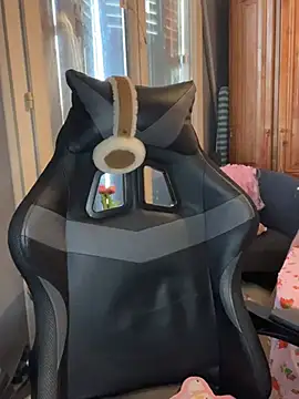 Snapshot of LaPetitechienne1 chatting on February 2025 04:08:01 PM LaPetitechienne1 online show from February 2025 04:08:01 PM