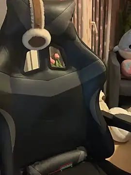 Snapshot of LaPetitechienne1 chatting on February 2025 09:43:01 PM LaPetitechienne1 online show from February 2025 09:43:01 PM